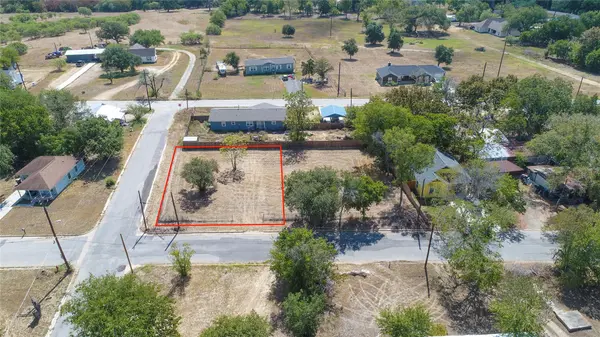 1602 Cummings ST, Luling, TX 78648