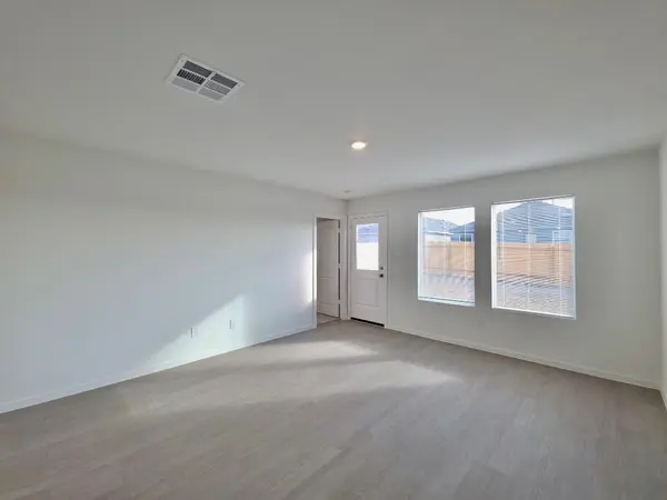 233 Streaking Star DR, Hutto, TX 78634