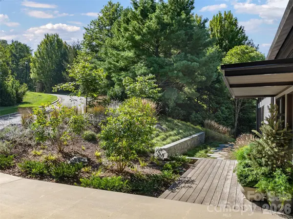 6 Waterside DR, Asheville, NC 28804