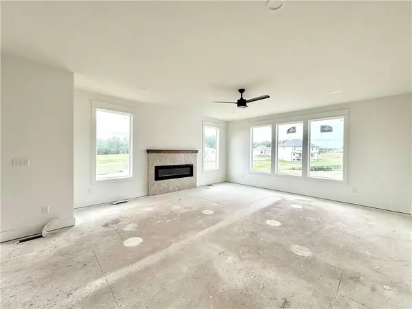 8300 NW 90th ST, Kansas City, MO 64153