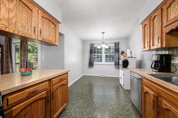 313 Killarney LN, Blue Springs, MO 64014