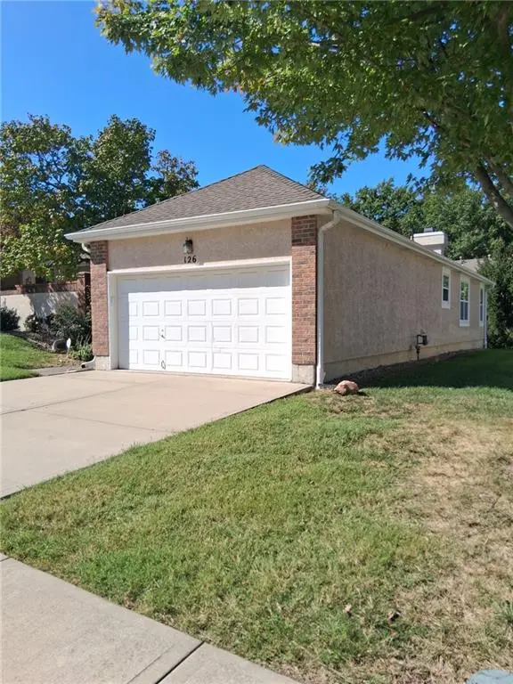 126 SW Hillcrest LN, Lee's Summit, MO 64063