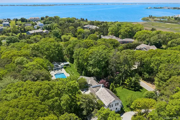 18 Jagger LN, Westhampton, NY 11977