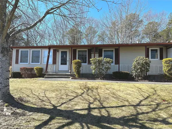 55 Village CIR #1, Manorville, NY 11949