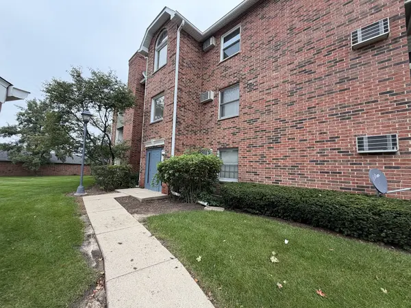 1351 Cunat CT #3B, Lake In The Hills, IL 60156