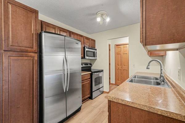 205 Barry AVE S #207, Wayzata, MN 55391