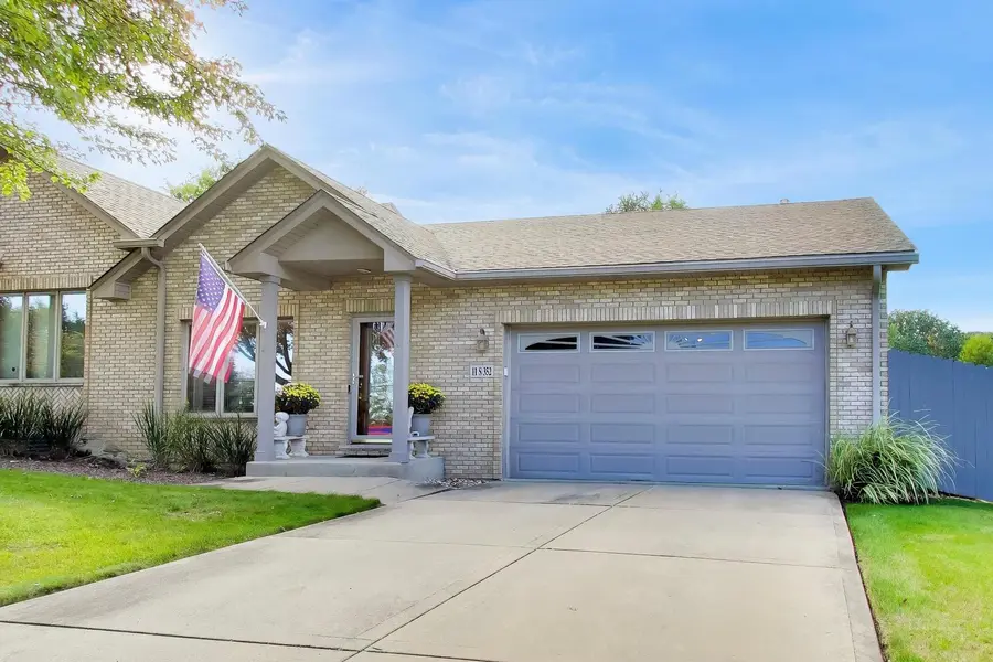 11S352 Deer Trail CT, Burr Ridge, IL 60527