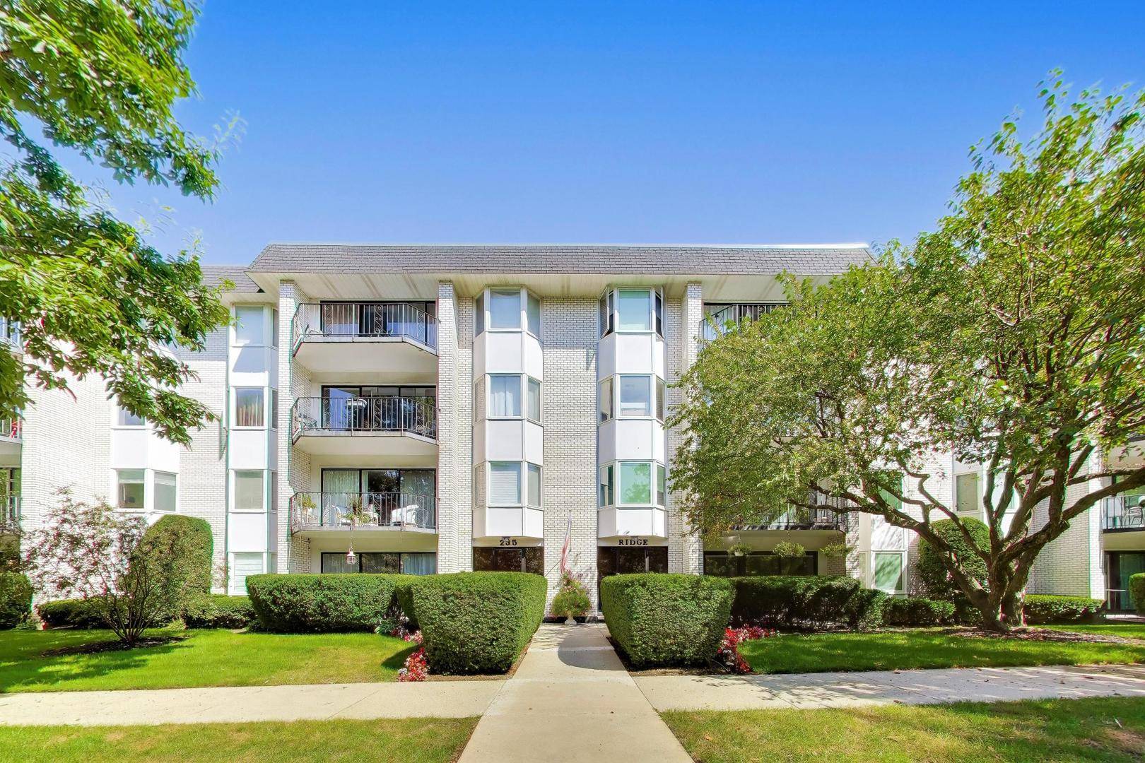 235 Ridge RD #1F, Wilmette, IL 60091