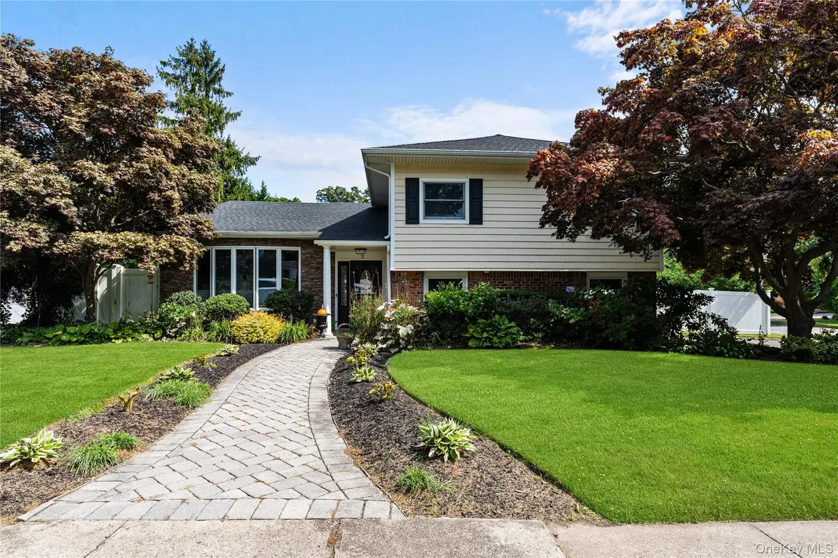 71 Roosevelt DR, East Norwich, NY 11732