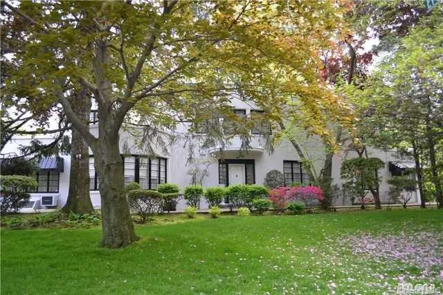 20050 Grand Central Pkwy, Queens Village, NY 11427