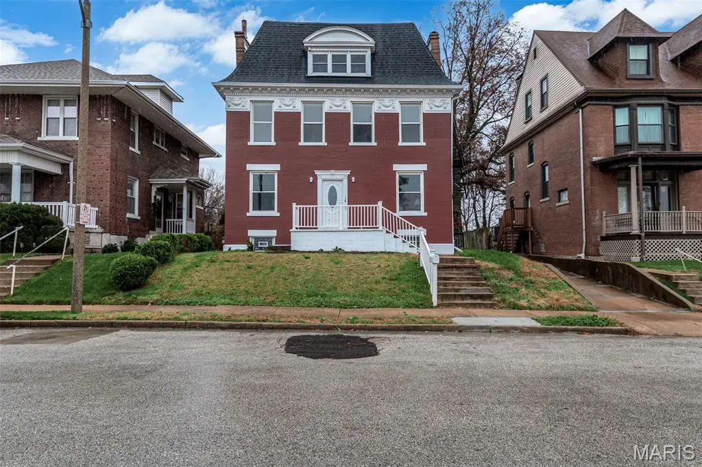 14 Parkland PL, St Louis, MO 63112