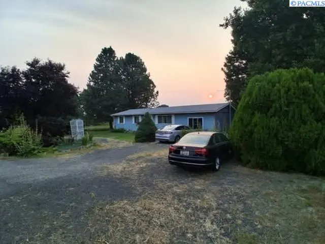 101 Canal Dr, Mesa, WA 99343-9520