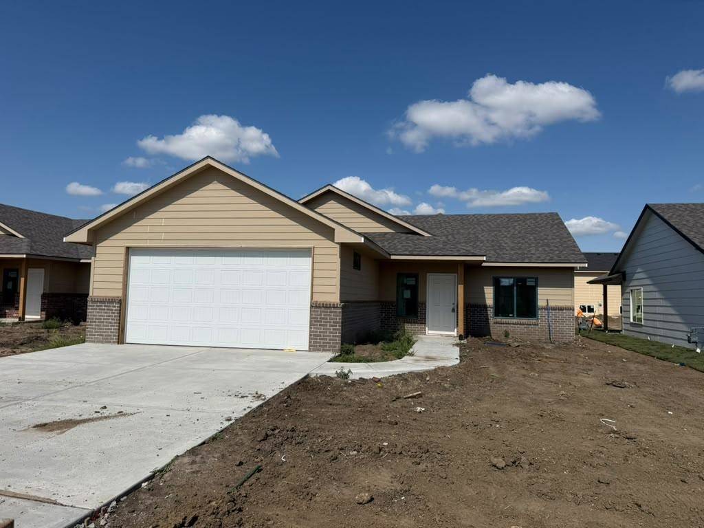 8974 E Joshua St, Bel Aire, KS 67226