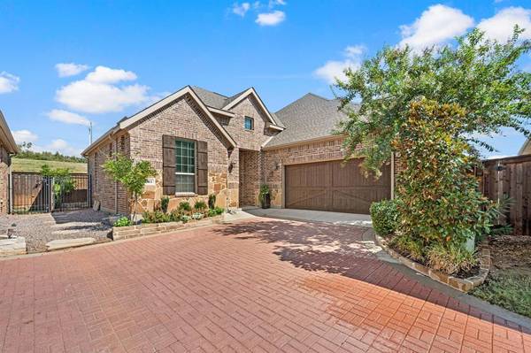 1833 Spotted Fawn Drive, Arlington, TX 76005