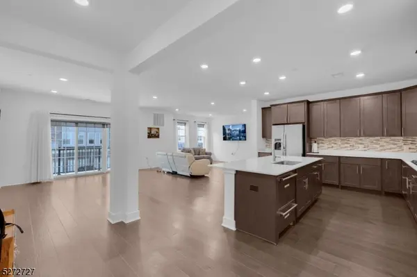 11 Veterans Way #121, Morris Plains Boro, NJ 07950