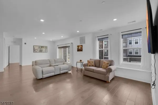 11 Veterans Way #121, Morris Plains Boro, NJ 07950