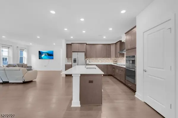 11 Veterans Way #121, Morris Plains Boro, NJ 07950