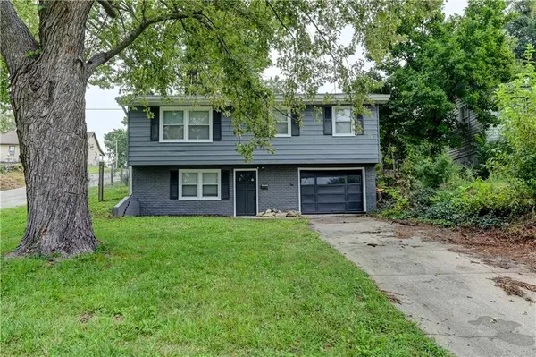 2305 W 73rd ST, Prairie Village, KS 66208