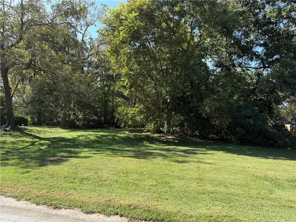 900 Halsey CIR #S, Harrisonville, MO 64701