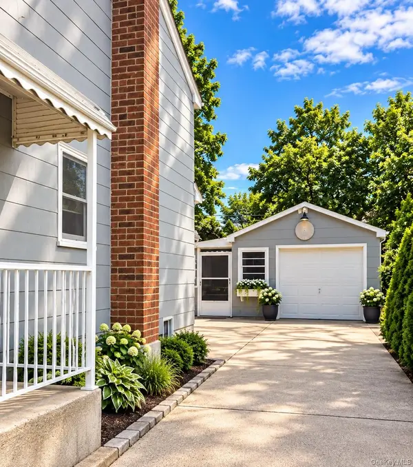 1460 Joyce LN, Seaford, NY 11783