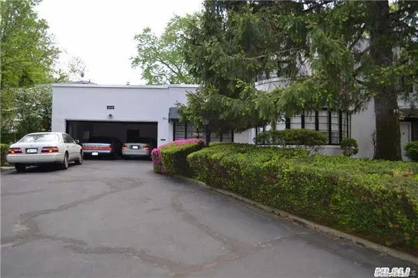 20050 Grand Central Pkwy, Queens Village, NY 11427