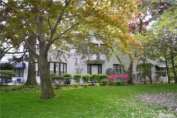 20050 Grand Central Pkwy, Queens Village, NY 11427