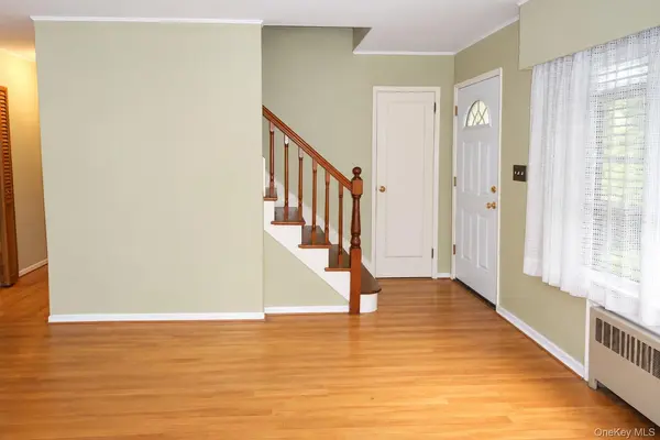 29 Emerson CT, Westbury, NY 11590