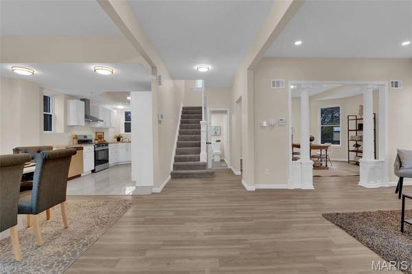 14 Parkland PL, St Louis, MO 63112