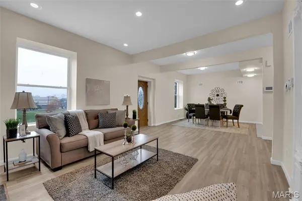 14 Parkland PL, St Louis, MO 63112