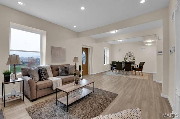 14 Parkland PL, St Louis, MO 63112