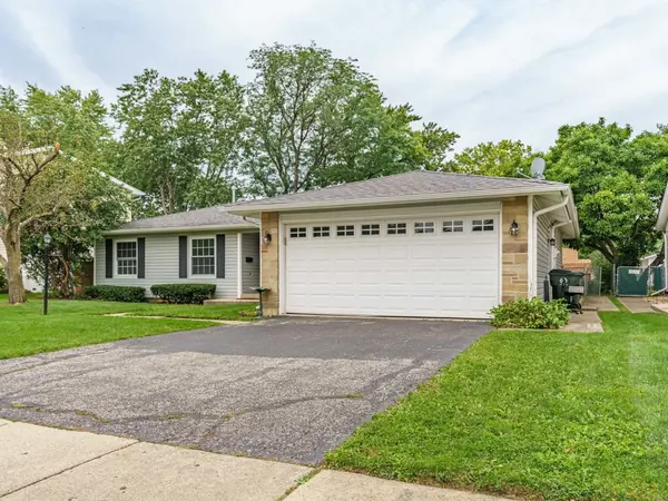 212 Wellington AVE, Elk Grove Village, IL 60007