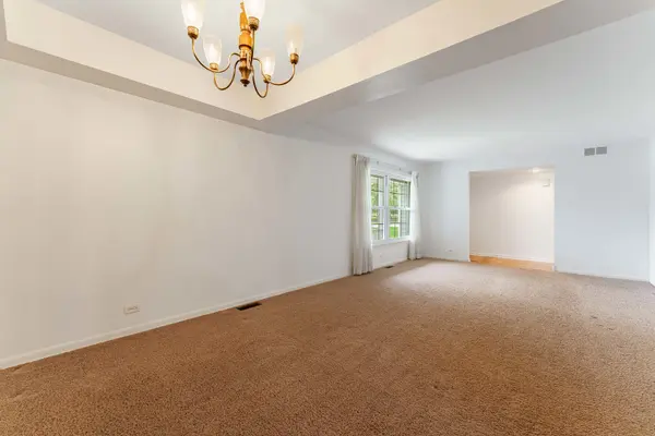 212 Wellington AVE, Elk Grove Village, IL 60007