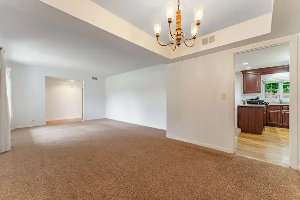 212 Wellington AVE, Elk Grove Village, IL 60007