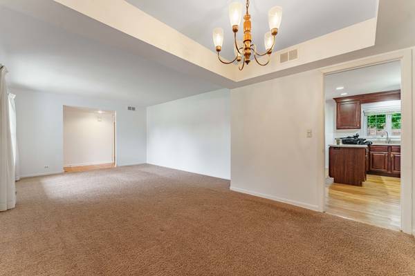 212 Wellington AVE, Elk Grove Village, IL 60007