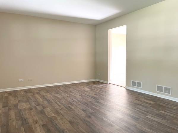 307/309 N State ST, Marengo, IL 60152