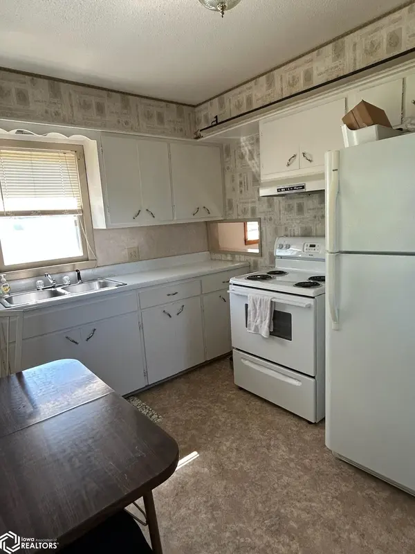 805 SE 5Th ST, Leon, IA 50144