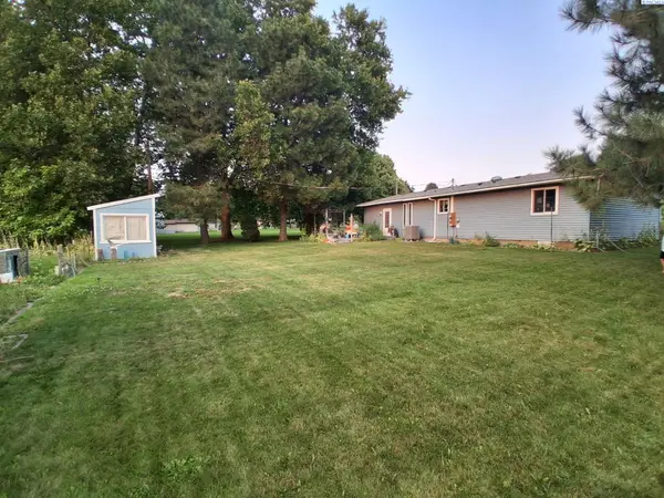 101 Canal Dr, Mesa, WA 99343-9520