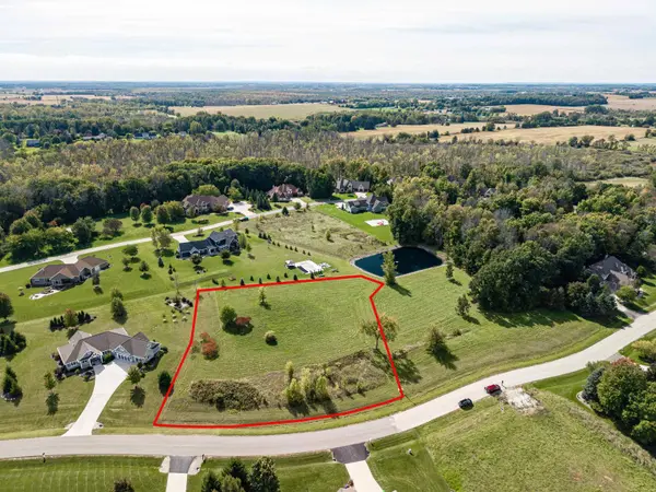 W9001 FOREST RIDGE DR #32, Hortonville, WI 54944