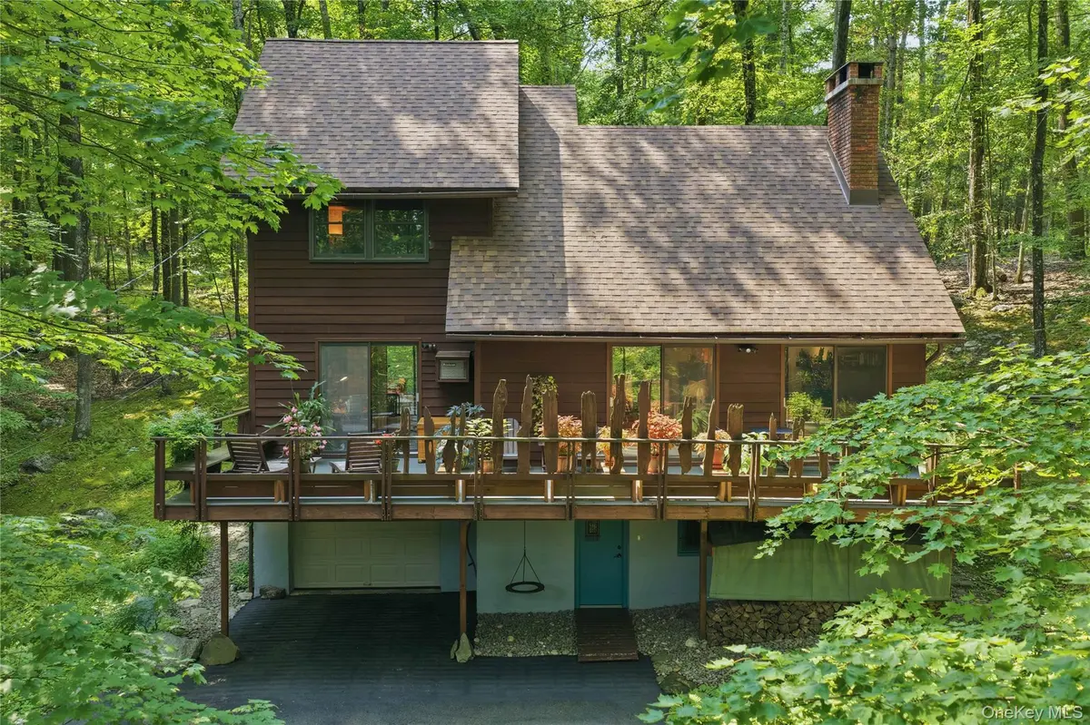 9 Crescent LN, New Paltz, NY 12561