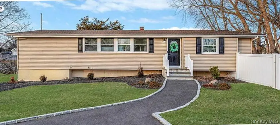37 Buckskin LN, Selden, NY 11784