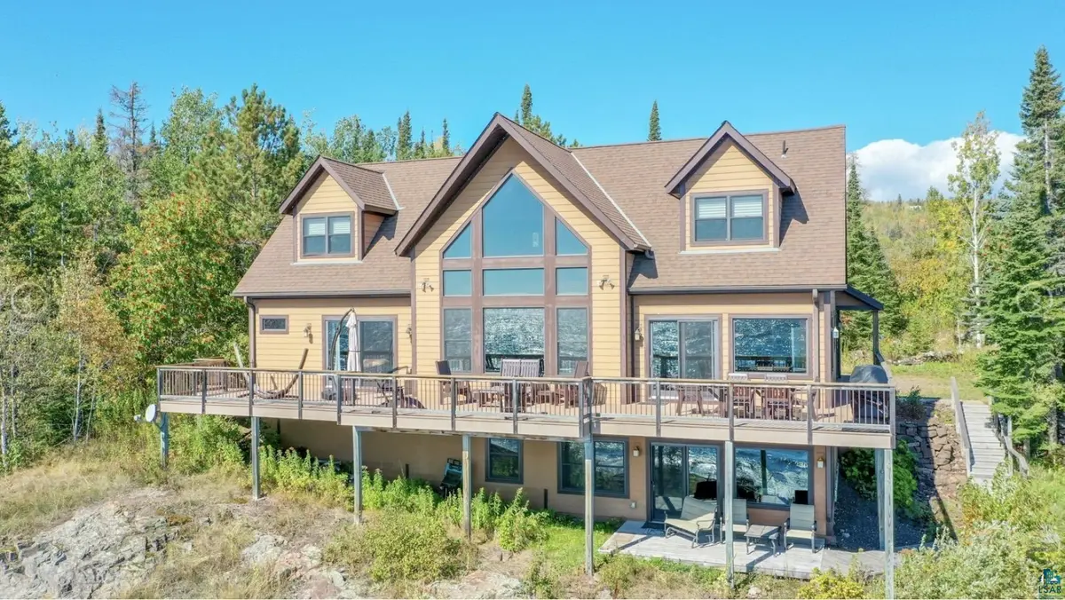 41 W Rosebush Ln, Grand Marais, MN 55604