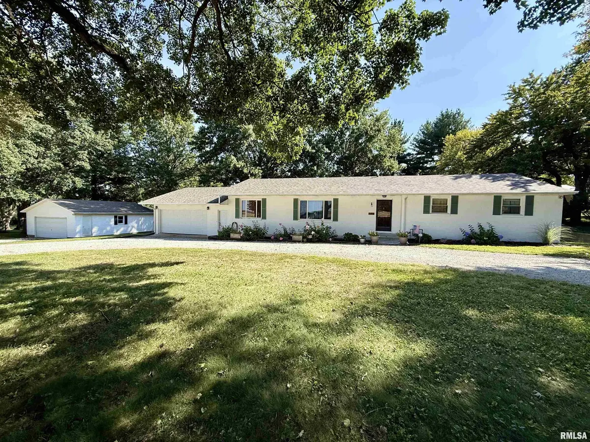 349 E CHAPEL ST, Mt Auburn, IL 62547