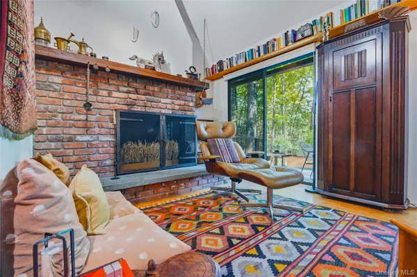 9 Crescent LN, New Paltz, NY 12561