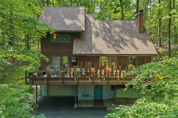 9 Crescent LN, New Paltz, NY 12561