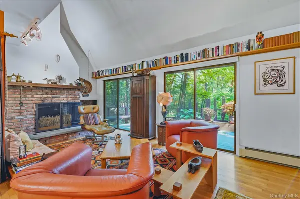 9 Crescent LN, New Paltz, NY 12561