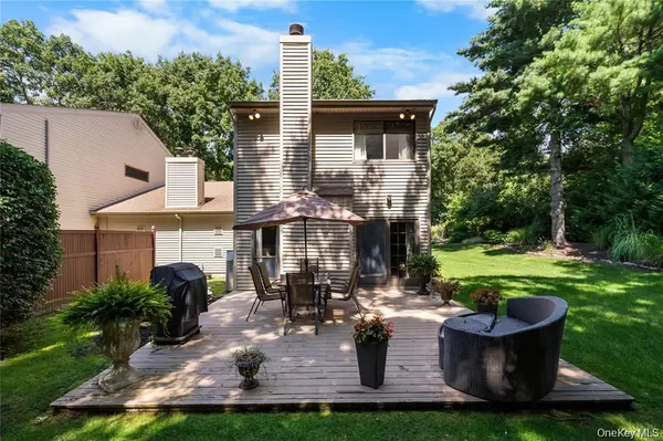 4 Lyndon CT, Bohemia, NY 11716