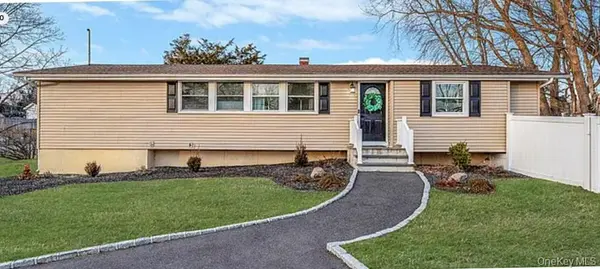 37 Buckskin LN, Selden, NY 11784
