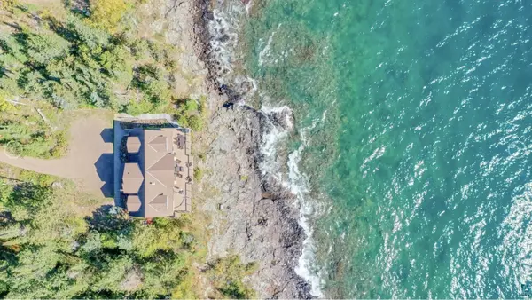41 W Rosebush Ln, Grand Marais, MN 55604