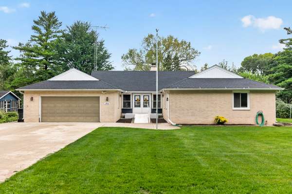 32836 Genoa RD, Genoa, IL 60135