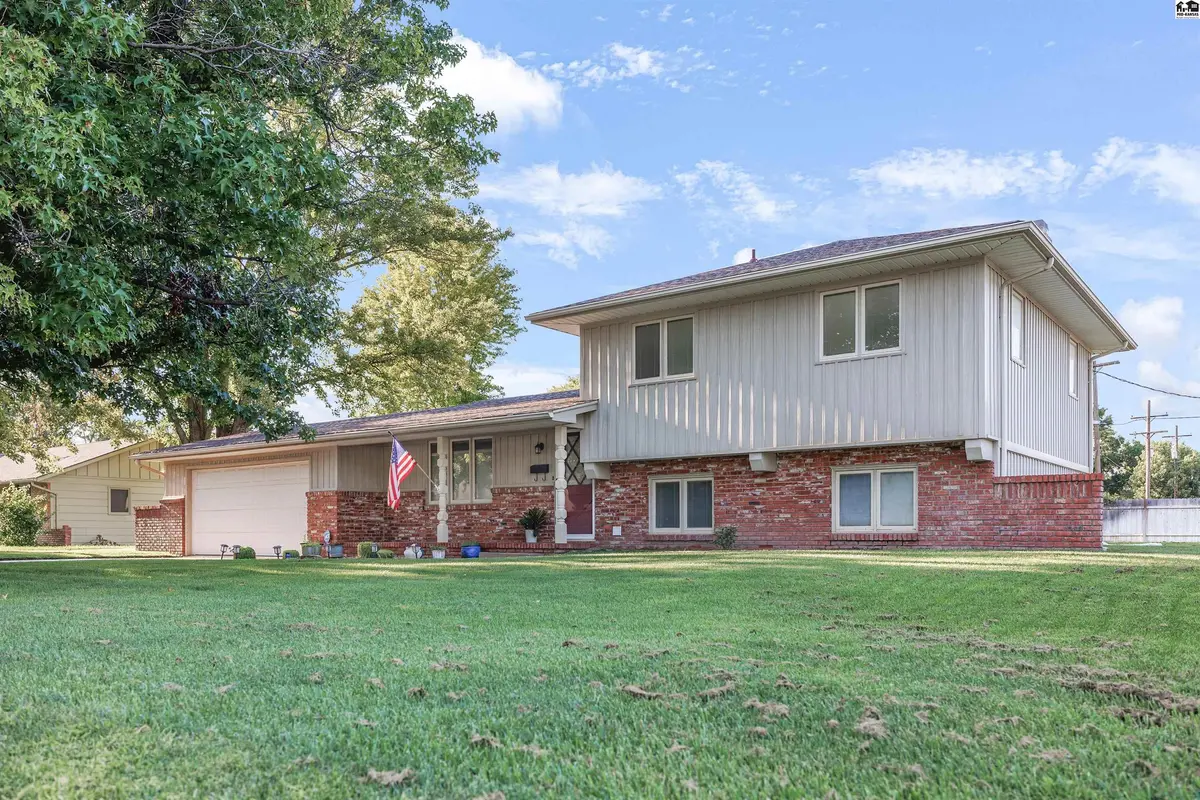 810 W 25th Ave, Hutchinson, KS 67502